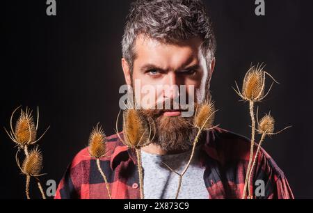 Bart mit Borsten. Männliches Stoppeln-Konzept. Die stachelige Borste reizte seine Haut. Reifer bärtiger Mann ohne Rasur. Schönheit des Mannes. Stockfoto