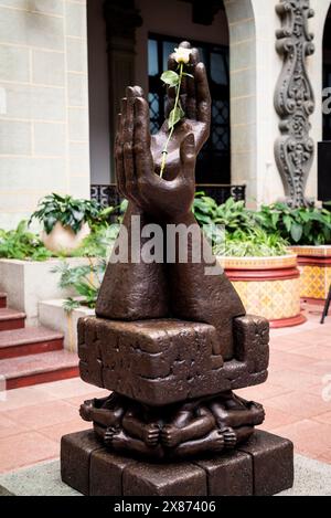 Denkmal für den Frieden, Skulptur aus zwei Händen, die eine weiße Rose im Atrium des Nationalen Kulturpalastes hält, ein ehemaliger Präsidentenpalast, derzeit ein m Stockfoto