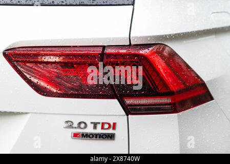 Volkswagen Tiguan 2,0 tdi 4Motion in Kiew, Ukraine. Mai 2024, Rücklicht, Nahaufnahme Schlussleuchte Stockfoto