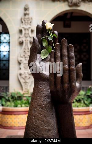 Denkmal für den Frieden, Skulptur aus zwei Händen, die eine weiße Rose im Atrium des Nationalen Kulturpalastes hält, ein ehemaliger Präsidentenpalast, derzeit ein m Stockfoto