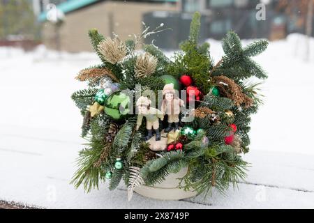 Topfpflanze Mit Weihnachtsdekoration Stockfoto