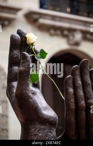 Denkmal für den Frieden, Skulptur aus zwei Händen, die eine weiße Rose im Atrium des Nationalen Kulturpalastes hält, ein ehemaliger Präsidentenpalast, derzeit ein m Stockfoto