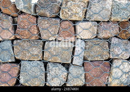 Die Mauer schützt vor der Erosion von Felsen auf der slopes.seaside. Stockfoto