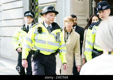 London Aldwych 23. Mai 2024 Paula Vennells, ehemalige Group Chief Executive Officer von Post Office Ltd, verlässt Aldwych House, umgeben von Polizei und Sicherheit, nach ihrem zweiten Verhörtag in dieser Woche in der Post Office Inquiry. BridgetCatterall/AlamyLiveNews Stockfoto