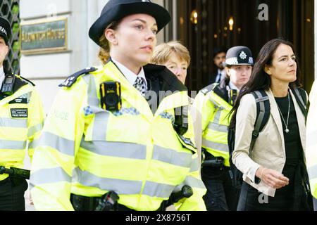 London Aldwych 23. Mai 2024 Paula Vennells, ehemalige Group Chief Executive Officer von Post Office Ltd, verlässt Aldwych House, umgeben von Polizei und Sicherheit, nach ihrem zweiten Verhörtag in dieser Woche in der Post Office Inquiry. BridgetCatterall/AlamyLiveNews Stockfoto