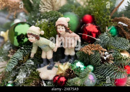 Zwei Figuren, die auf einem Weihnachtsbaum sitzen Stockfoto