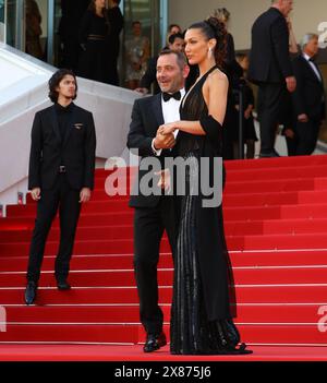 23. Mai 2024, Cannes, Cote D'azur, Frankreich: BELLA HADID spaziert auf dem roten Teppich vor der Premiere von „Beating Hearts“ beim 77. Jährlichen Filmfestival von Cannes im Palais des Festivals in Cannes, Frankreich (Foto: © Mickael Chavet/ZUMA Press Wire) NUR ZUR REDAKTIONELLEN VERWENDUNG! Nicht für kommerzielle ZWECKE! Stockfoto