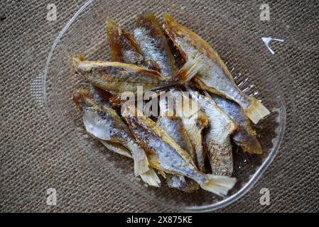 Getrockneter Fisch für Bier. Geschnittene Fischscheiben als Vorspeise. Stockfoto