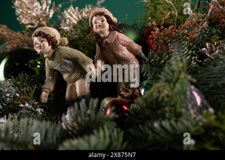 Figuren, die auf einem Weihnachtsbaum sitzen Stockfoto