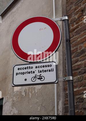 Cremona, Italien - 5. Mai 2024, Rotes und weißes kreisförmiges Verkehrsschild ohne Zutritt über einer Ausnahmebestimmung für Fahrräder und den Zugang zum angrenzenden Grundstück in ita Stockfoto