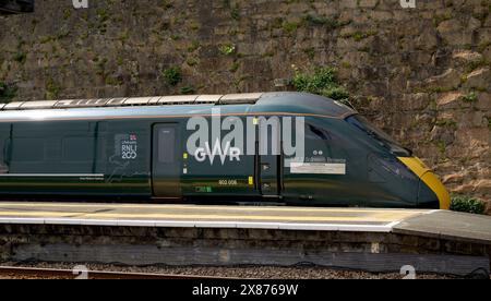 Inter City Express 802008 am Bahnhof Penzance, heute mit der neuen RNLI-Lackierung zum 200. Geburtstag Stockfoto