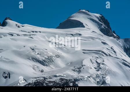 Gletscher mit Schnee und Eis in den Andenbergen Perus nahe Ausangate in der Region Cusco in Südamerika Stockfoto