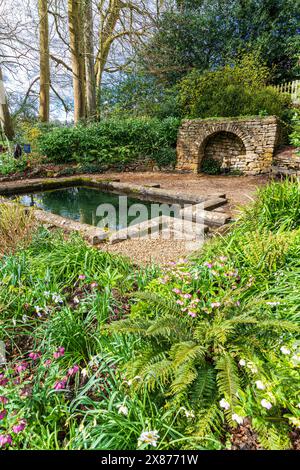 Frühling am Plunge Pool in Painswick Rococo Garden im Cotswold Dorf Painswick, Gloucestershire. England Großbritannien Stockfoto