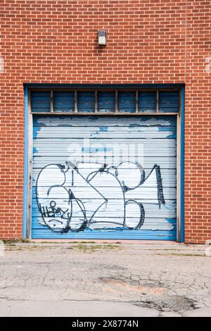 Graffiti an einem Garagentor in der Innenstadt von Summerside, Prince Edward Island, Kanada Stockfoto