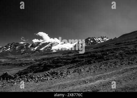 Panorama von Gipfeln und Tälern mit Plateaus blauem Himmel und weißen Wolken im Hintergrund Gletscher in den Anden von Peru nahe Ausangate in der Nähe von Ausangate Stockfoto