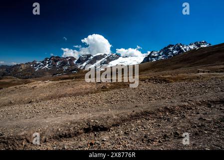 Panorama von Gipfeln und Tälern mit Plateaus blauem Himmel und weißen Wolken im Hintergrund Gletscher in den Anden von Peru nahe Ausangate in der Nähe von Ausangate Stockfoto