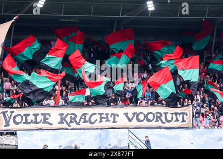 Nijmegen, Niederlande. Mai 2024. NIJMEGEN, NIEDERLANDE - 23. MAI: Fans von NEC schwenken Flaggen während des Halbfinalspiels der European League Play offs zwischen NEC und Go Ahead Eagles im Goffertstadion am 23. Mai 2024 in Nijmegen, Niederlande. (Foto von Henny Meyerink/BSR Agency) Credit: BSR Agency/Alamy Live News Stockfoto