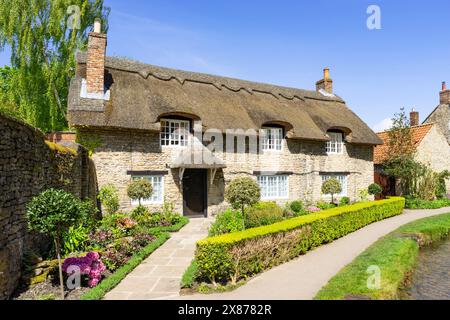 Thornton-le-Dale Reetdachhaus und Thornton Beck in Thornton le Dale North Yorkshire England Großbritannien GB Europa - britisches Reetdachhaus england Stockfoto