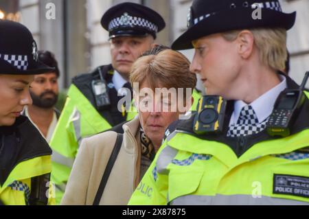 London, England, Großbritannien. Mai 2024. Der ehemalige Postdirektor PAULA VENNELLS verlässt Aldwych House mit einer Polizeieskorte am zweiten Tag der Post-Horizon-IT-Untersuchung. (Kreditbild: © Vuk Valcic/ZUMA Press Wire) NUR REDAKTIONELLE VERWENDUNG! Nicht für kommerzielle ZWECKE! Stockfoto