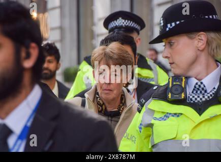 London, England, Großbritannien. Mai 2024. Der ehemalige Postdirektor PAULA VENNELLS verlässt Aldwych House mit einer Polizeieskorte am zweiten Tag der Post-Horizon-IT-Untersuchung. (Kreditbild: © Vuk Valcic/ZUMA Press Wire) NUR REDAKTIONELLE VERWENDUNG! Nicht für kommerzielle ZWECKE! Stockfoto