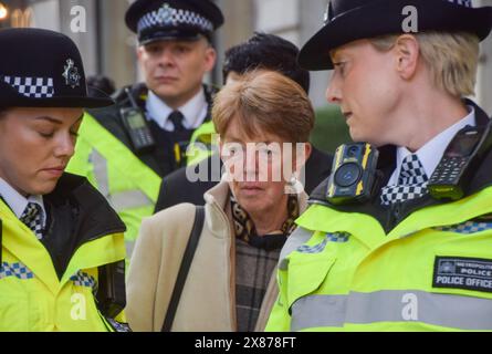 London, England, Großbritannien. Mai 2024. Der ehemalige Postdirektor PAULA VENNELLS verlässt Aldwych House mit einer Polizeieskorte am zweiten Tag der Post-Horizon-IT-Untersuchung. (Kreditbild: © Vuk Valcic/ZUMA Press Wire) NUR REDAKTIONELLE VERWENDUNG! Nicht für kommerzielle ZWECKE! Stockfoto