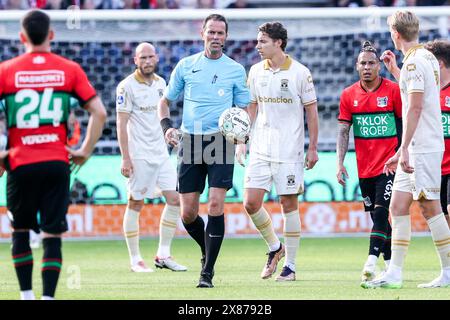 Nijmegen, Niederlande. Mai 2024. NIJMEGEN, NIEDERLANDE - 23. MAI: Schiedsrichter Bas Nijhuis spricht mit Evert Linthorst von Go Ahead Eagles während des Halbfinalspiels der European League zwischen NEC und Go Ahead Eagles im Goffertstadion am 23. Mai 2024 in Nijmegen, Niederlande. (Foto von Henny Meyerink/BSR Agency) Credit: BSR Agency/Alamy Live News Stockfoto