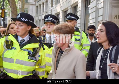 London, Großbritannien. Mai 2024. Die ehemalige Postdirektorin PAULA VENNELLS verlässt Aldwych House am zweiten Tag mit einer Polizeieskorte, während die IT-Untersuchung von Post Office Horizon fortgesetzt wird. Quelle: Vuk Valcic/Alamy Live News Stockfoto