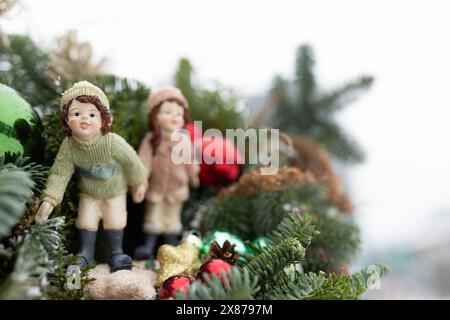 Ein paar Figuren, die auf einem Weihnachtsbaum sitzen Stockfoto