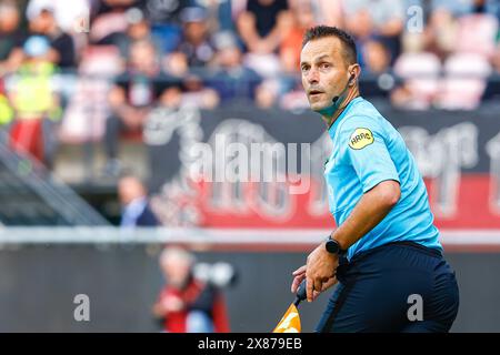 Nijmegen, Niederlande. Mai 2024. NIJMEGEN, NIEDERLANDE - 23. MAI: Der stellvertretende Schiedsrichter Mario Diks blickt beim Halbfinalspiel der European League zwischen NEC und Go Ahead Eagles am 23. Mai 2024 in Nijmegen zurück. (Foto: Broer van den Boom/Orange Pictures) Credit: Orange Pics BV/Alamy Live News Stockfoto