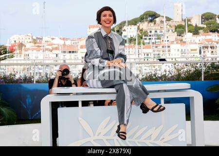 Crista Alfaiate posiert beim Fotoaufruf der „Grand Tour“ während des 77. Filmfestivals in Cannes, Frankreich, am 23. Mai 2024. Stockfoto