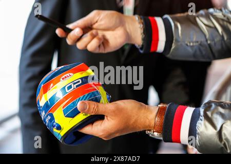 Monte Carlo, Fürstentum Monaco. Mai 2024. Formel 1 Grand Prix de Monaco auf dem Circuit de Monaco in Monte Carlo. Im Bild: Fan bittet Oscar Piastri, eine Miniatur seines Helms zu unterschreiben © Piotr Zajac/Alamy Live News Stockfoto