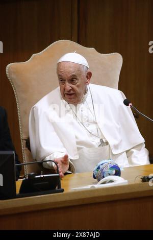 23. Mai 2024: PAPST FRANZISKUS nahm an den letzten Momenten des Internationalen Treffens der Bedeutung von Scholas Occurrentes im Vatikan Teil. - Staat Vatikanstadt © EvandroInetti Via ZUMA Wire (Kreditbild: © Evandro Inetti/ZUMA Press Wire) NUR REDAKTIONELLE VERWENDUNG! Nicht für kommerzielle ZWECKE! Stockfoto