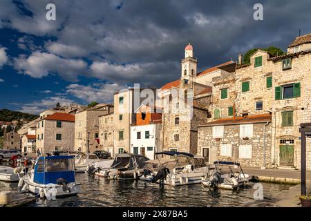 Am kleinen Hafen in der Altstadt von Sibenik, Kroatien, Europa Stockfoto