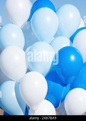 Hellblauer Ballonhintergrund, kräftig pastellfarbene und weiche Fokussierung. Party festliche Ballons Fotowand Geburtstagsdekoration für Kinder. Hintergrund Stockfoto