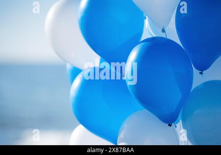 Hellblauer Ballonhintergrund, kräftig pastellfarbene und weiche Fokussierung. Party festliche Ballons Fotowand Geburtstagsdekoration für Kinder. Hintergrund Stockfoto
