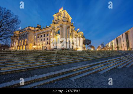 Der berühmte Reichstag, Sitz des Deutschen Bundestages, in Berlin in der Dämmerung Stockfoto