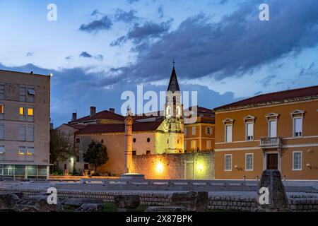 Die Säule der Schande und die orthodoxe Eliaskirche in Zadar in der Abenddämmerung, Kroatien, Europa Stockfoto