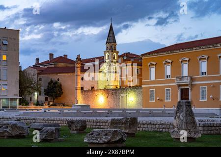 Die Säule der Schande und die orthodoxe Eliaskirche in Zadar in der Abenddämmerung, Kroatien, Europa Stockfoto