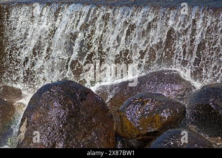 Kleiner Wasserfall vom Saint-Denis-Fluss in einem künstlichen Becken auf der Insel Reunion. Stockfoto