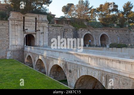 Die Porte d’Italie (Italien-Tor) wurde 1791 von dem Architekten Vauban in die Überreste der alten Stadtmauer von Toulon durchbohrt. Stockfoto