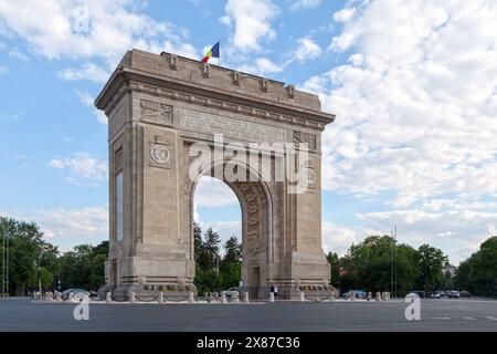 Arcul de Triumf ist ein Triumphbogen im nördlichen Teil von Bukarest an der Kiseleff Road. Stockfoto