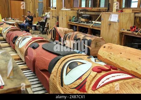 Totempfähle werden geschnitzt, Saxman Village, Ketchikan, Revillagigedo Island, Clarence Strait, Alaska, USA, Golf von Alaska, Nordamerika Stockfoto