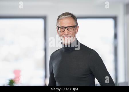 Portrait von zuversichtlich älterer Geschäftsmann im Büro Stockfoto