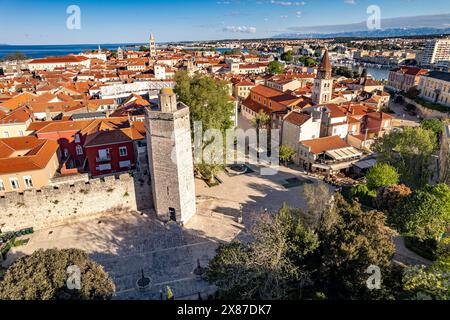 Der Platz der fünf Brunnen mit Kapitänsturm und der Kirche St. Simeon aus der Luft gesehen, Zadar, Kroatien, Europa Stockfoto