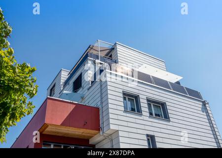 Schweiz, Kanton St. Gallen, Gommiswald, Balkon mit Solarpaneelen Stockfoto