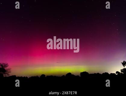 Leuchtendes Pink der Nordlichter über dem ländlichen Himmel von Oklahoma im Mai 2024 Stockfoto