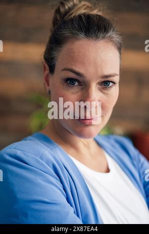 Selbstbewusste, reife Geschäftsfrau im Amt Stockfoto