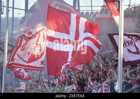 Bochum, Deutschland. Mai 2024. Fußball 1. Bundesliga-Abstieg Hinspiel VfL Bochum - Fortuna Düsseldorf am 23.05.2024 im Vonovia Ruhrstadion Bochum Fanblock/Fans Fortuna Düsseldorf DFL-Vorschriften verbieten jede Verwendung von Fotografien als Bildsequenzen und/oder Quasi-Video. Foto: Revierfoto Credit: ddp Media GmbH/Alamy Live News Stockfoto