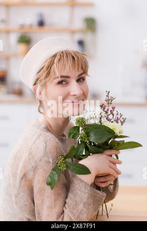 Schöne Frau mit Blumenstrauß Stockfoto