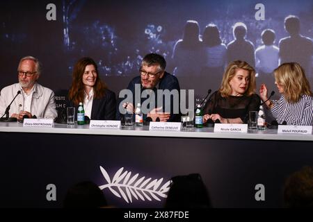 Cannes, Frankreich. Mai 2024. Fabrice Luchini, Chiara Mastroianni, Christophe Honore, Catherine Deneuve und Nicole Garcia nehmen an der Pressekonferenz Marcello Mio Teil, die 77 am 22. Mai 2024 im Palais des Festivals stattfindet. (Foto: Beata Zawrzel/NurPhoto) Credit: NurPhoto SRL/Alamy Live News Stockfoto